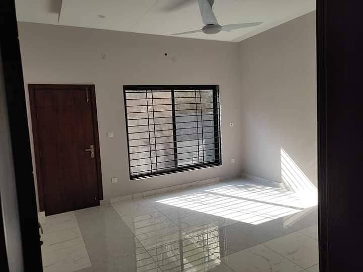 14 Marla Brand New House For Rent 15