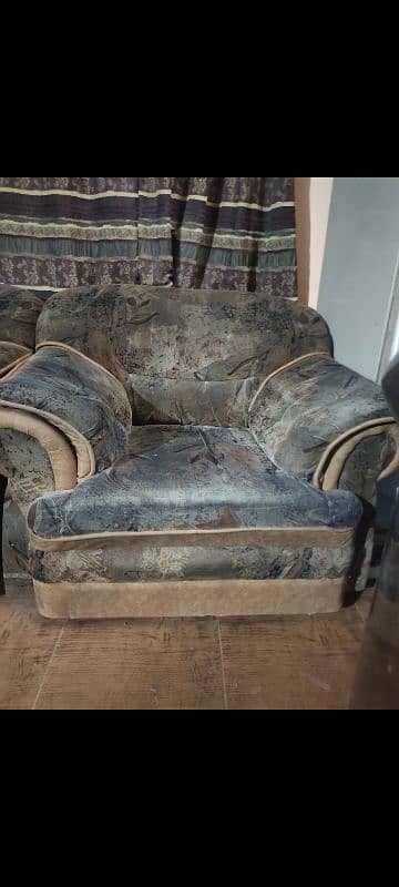 5 person sofa set available in good condition 2