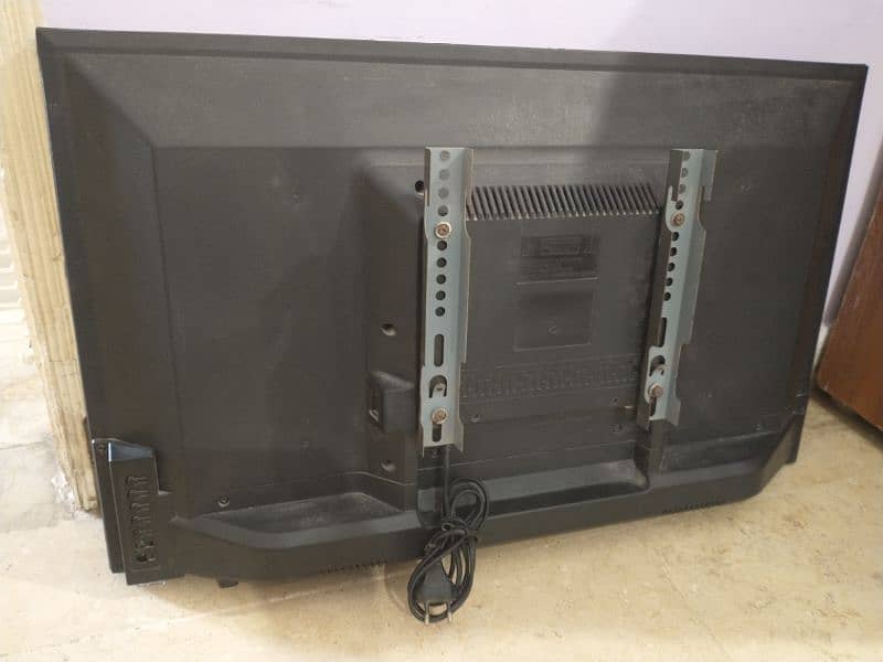 LCD led tv 32inch panel broken . urgent sale 1