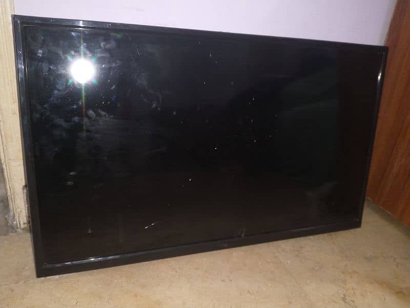 LCD led tv 32inch panel broken . urgent sale 2