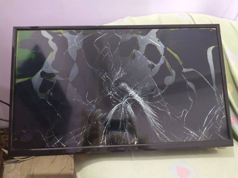 LCD led tv 32inch panel broken . urgent sale 3