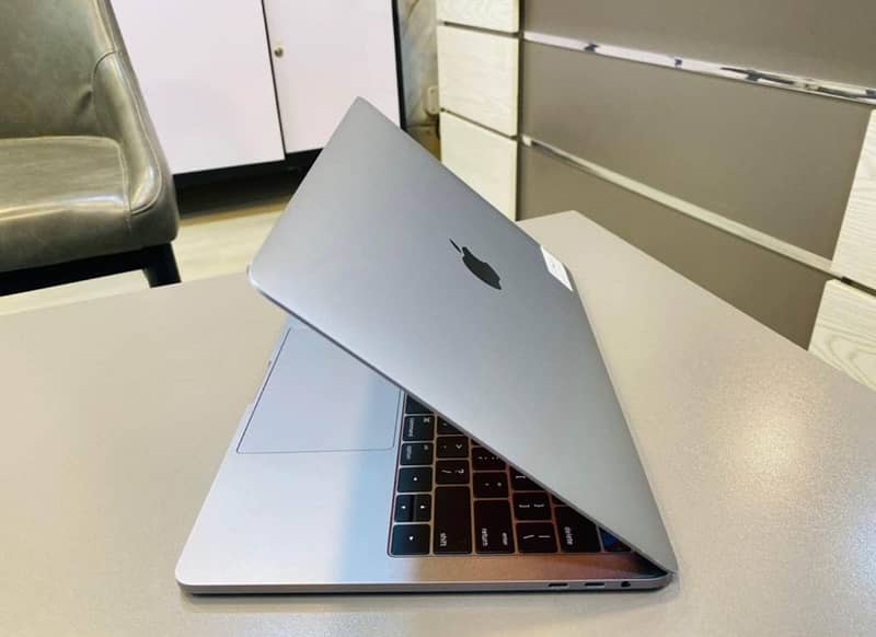 MacBook Pro 13” Touchbar 2017 i7/16/256 4