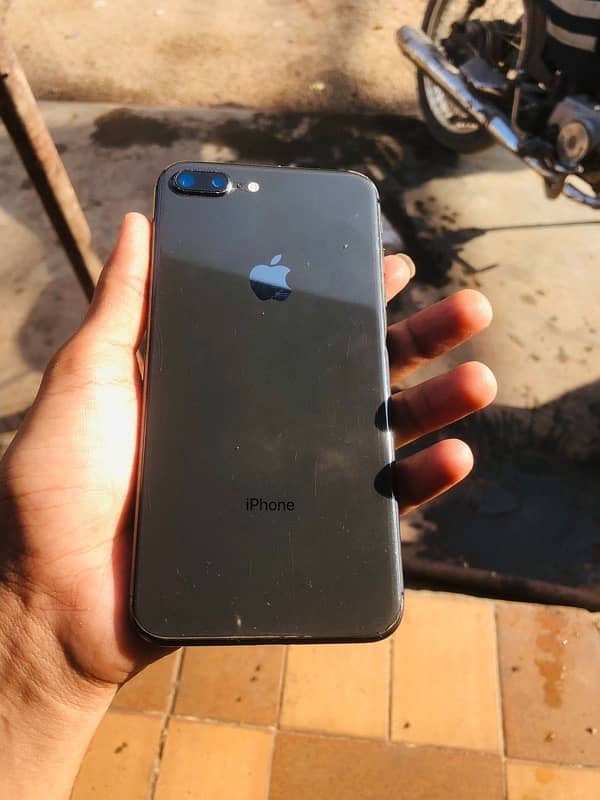 iPhone 8 Plus 1