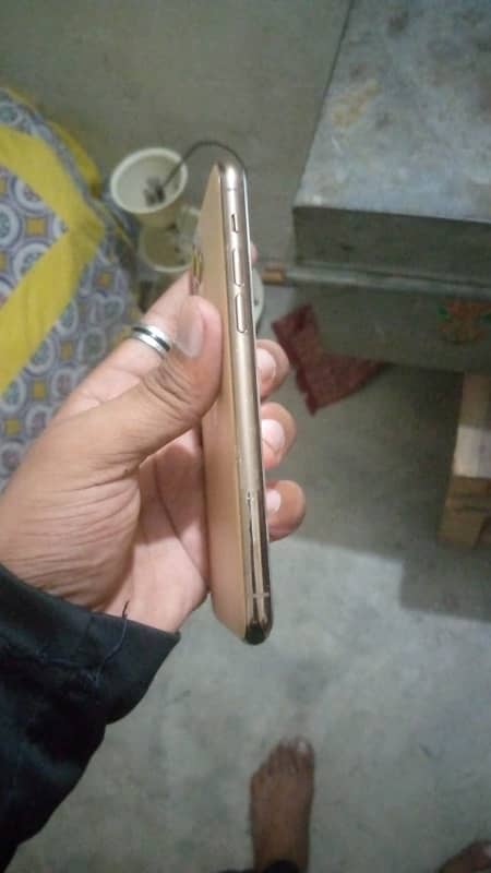 iPhone 11 Pro all okay battery service Pa hai bus 10 /9 condition hai 0