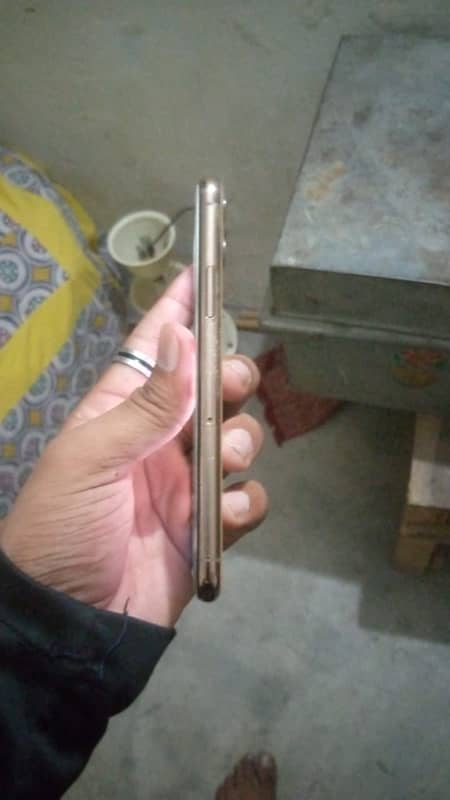 iPhone 11 Pro all okay battery service Pa hai bus 10 /9 condition hai 1