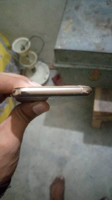 iPhone 11 Pro all okay battery service Pa hai bus 10 /9 condition hai 3