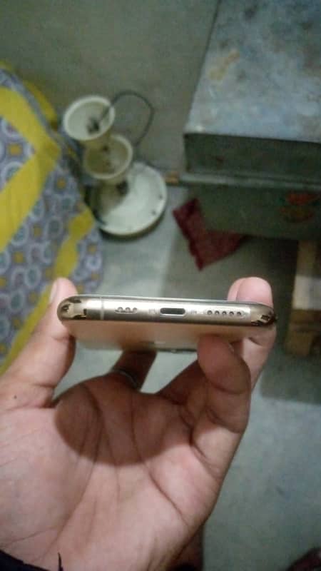 iPhone 11 Pro all okay battery service Pa hai bus 10 /9 condition hai 4