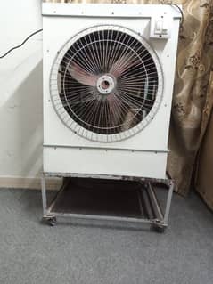 Air cooler 12 volt in very good condition with stand. Almost new.