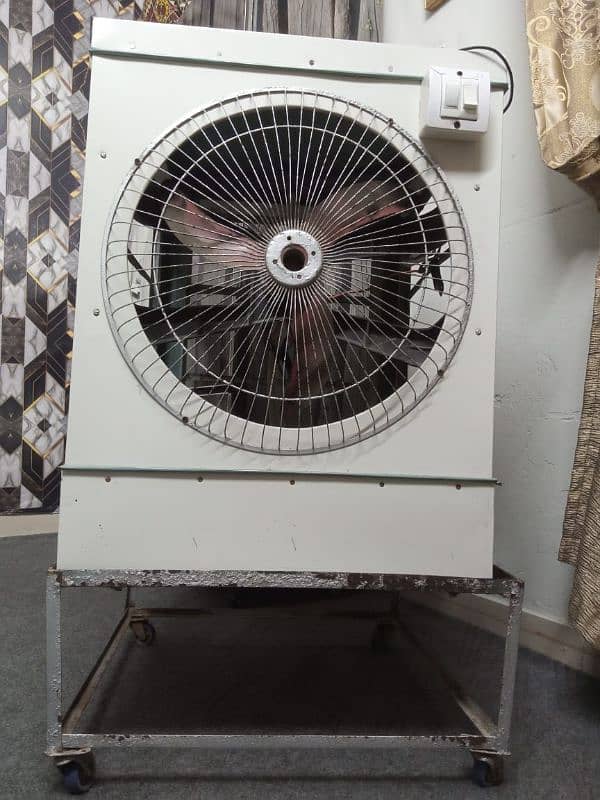 Air cooler 12 volt in very good condition with stand. Almost new. 4