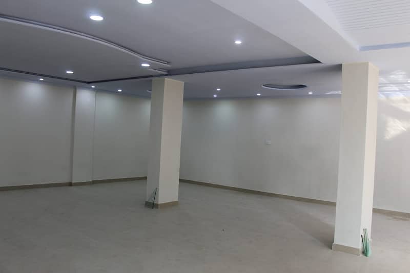 1200sq ft shop available fo rent in Civic center Bahria town phase 4 5