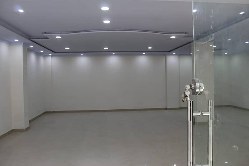 1200sq ft shop available fo rent in Civic center Bahria town phase 4 8