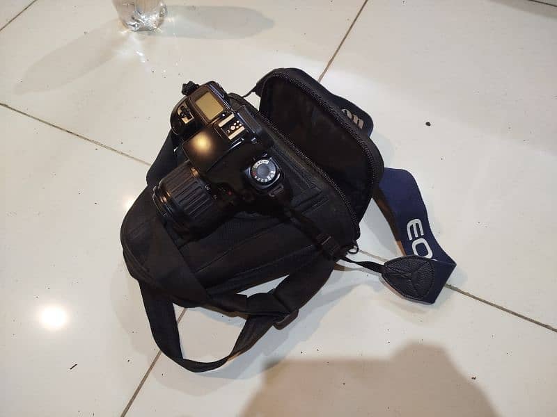 SLR original made in Taiwan not digital with bag and lens 2