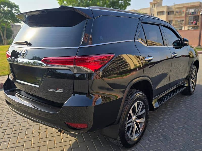 Toyota Fortuner V 2017 16