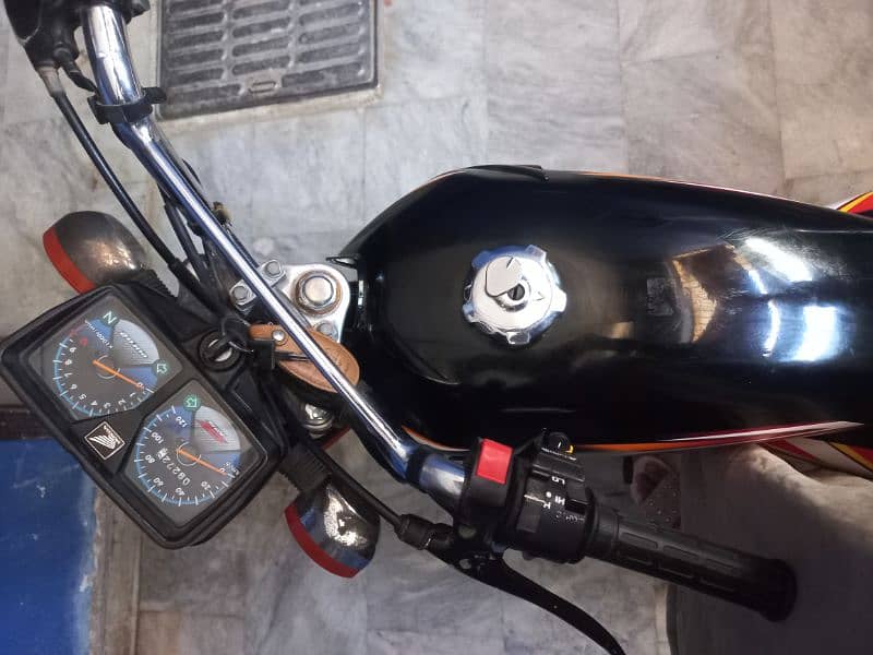 honda 125 2022 black color karachi number 2