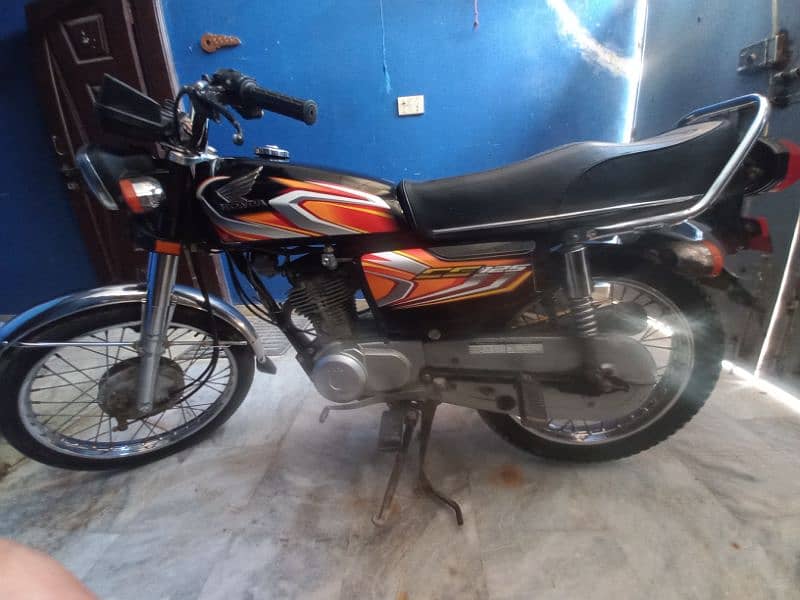 honda 125 2022 black color karachi number 3