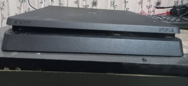 PS4 Slim - 500GB with Original Controller 0