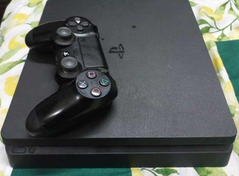 PS4 Slim - 500GB with Original Controller 2