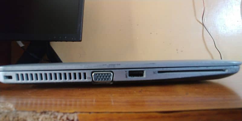 HP EliteBook 820 G4 - HD Display with Backlit Keyboard 2