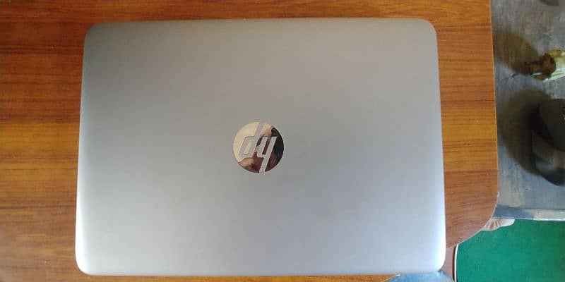 HP EliteBook 820 G4 - HD Display with Backlit Keyboard 4