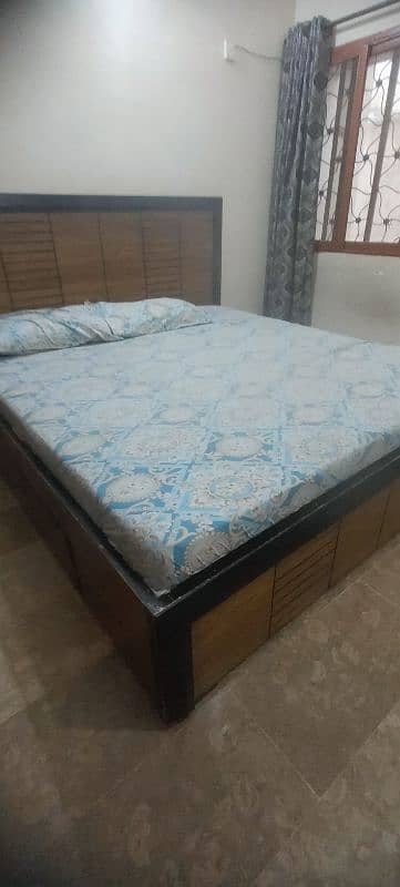 Queen size bed with corner tables for very cheap price 0