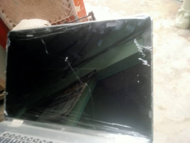 Dell laptop for sale only screen damage issue all is ok with original 4