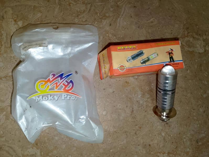 سفید اور پیلی لائٹHD 0