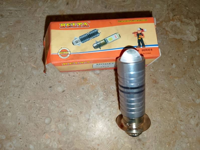 سفید اور پیلی لائٹHD 1