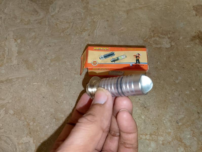 سفید اور پیلی لائٹHD 2