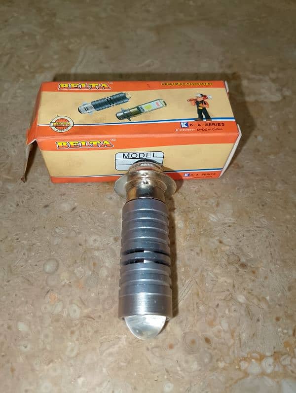 سفید اور پیلی لائٹHD 4