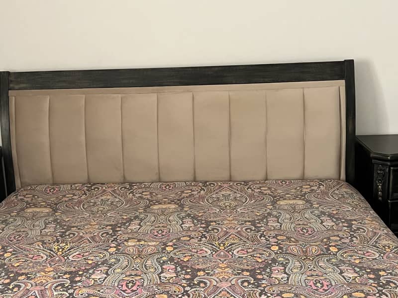 Bed set with two victorian style side tables (without mattress) 0