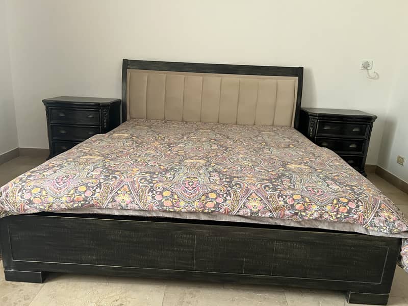 Bed set with two victorian style side tables (without mattress) 2