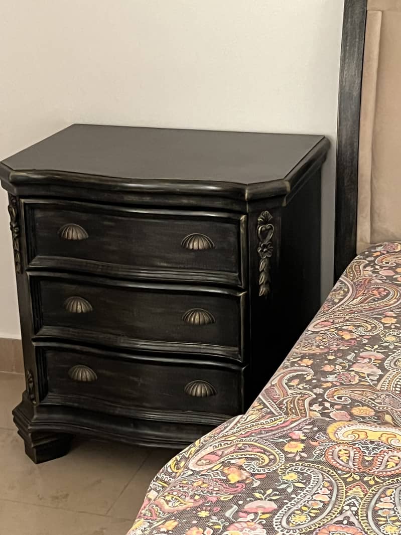 Bed set with two victorian style side tables (without mattress) 3