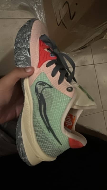 selling my Nike kyries 4 low 100% original 1