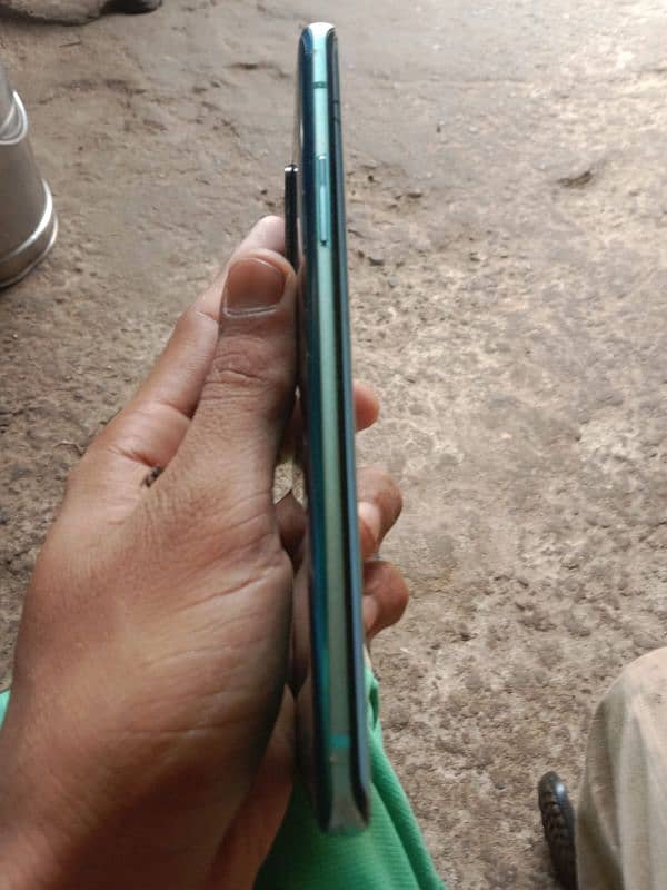 oneplus 8pro All ok bass LCD ma pindot ha jo chot he ha 9month sa 0