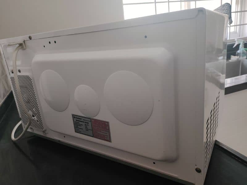 Dawlance Microwave in very good condition in only RS 15000 6