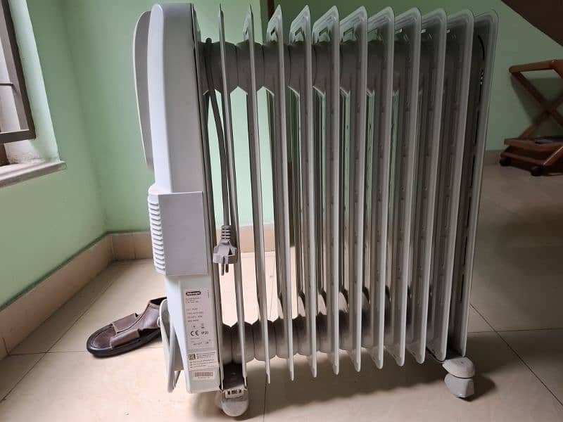 De longhi Heater [Electric Powered with Air and Oil Heating] 1