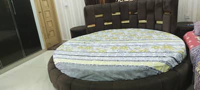 round bed