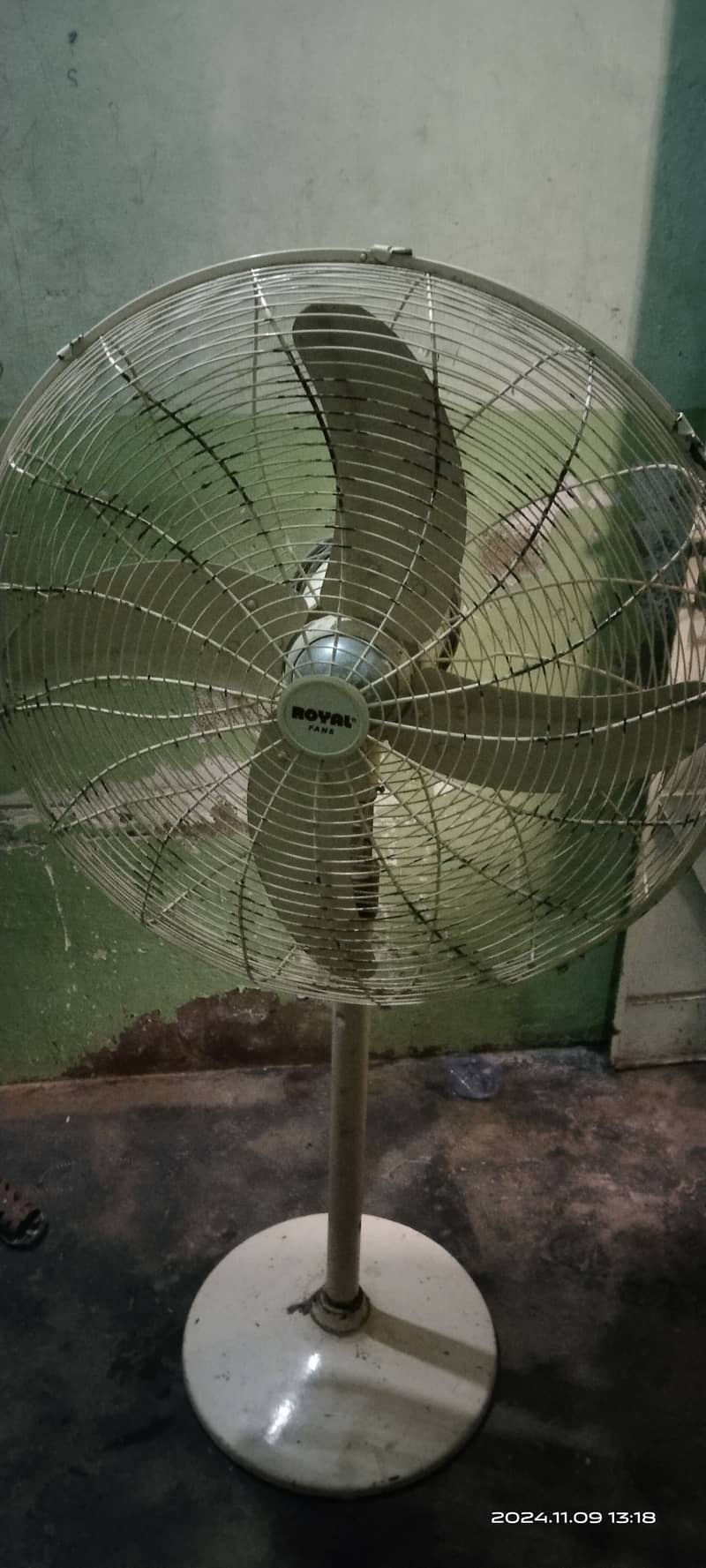 Pedestal fan 24" only 3 month used 0