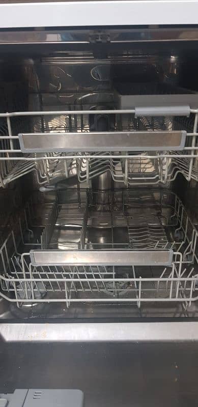 dishwasher haier almost new 10/10 2