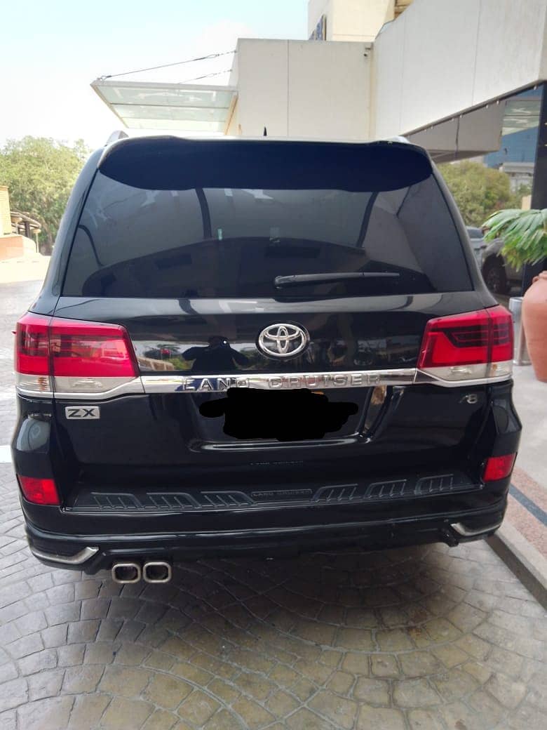 Rent a car in Lahore Land cruiser v8, Toyota Fortuner toyota prado 3