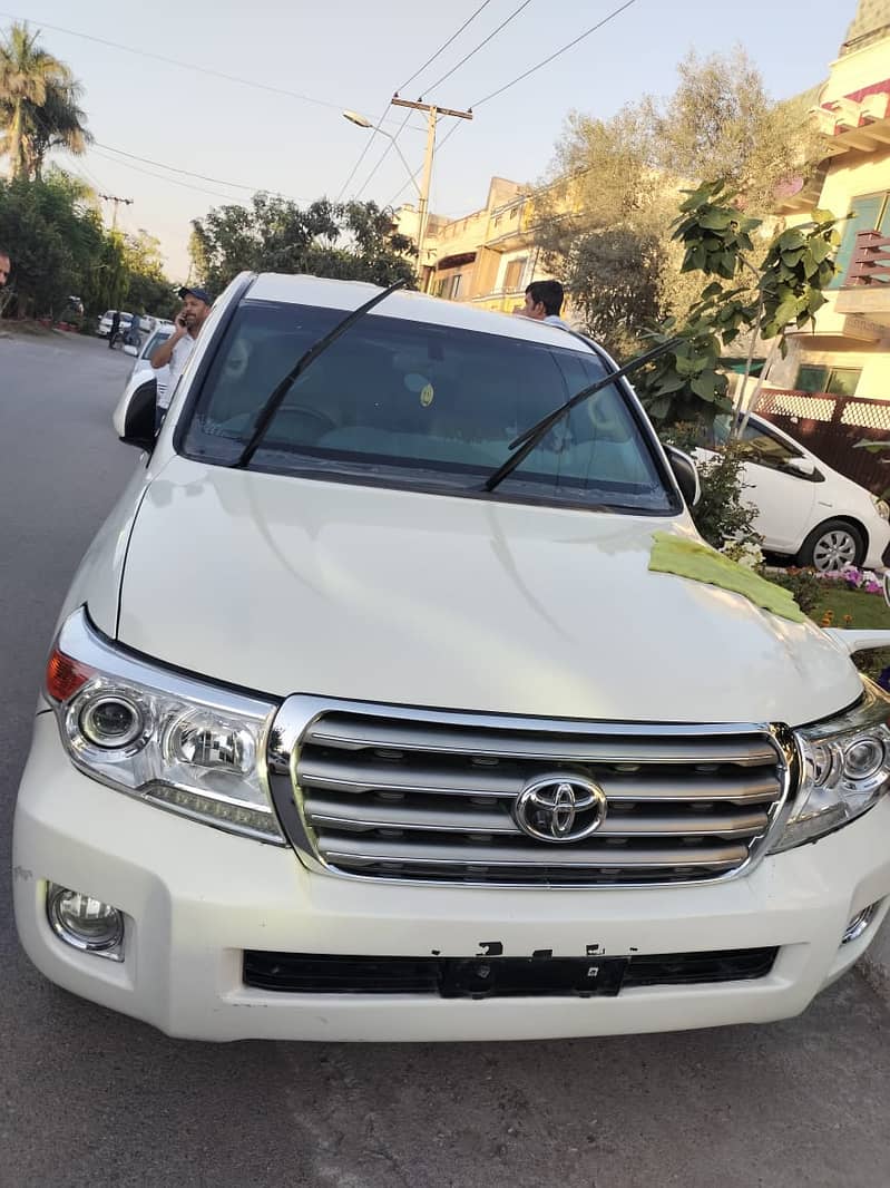 Rent a car in Lahore Land cruiser v8, Toyota Fortuner toyota prado 9