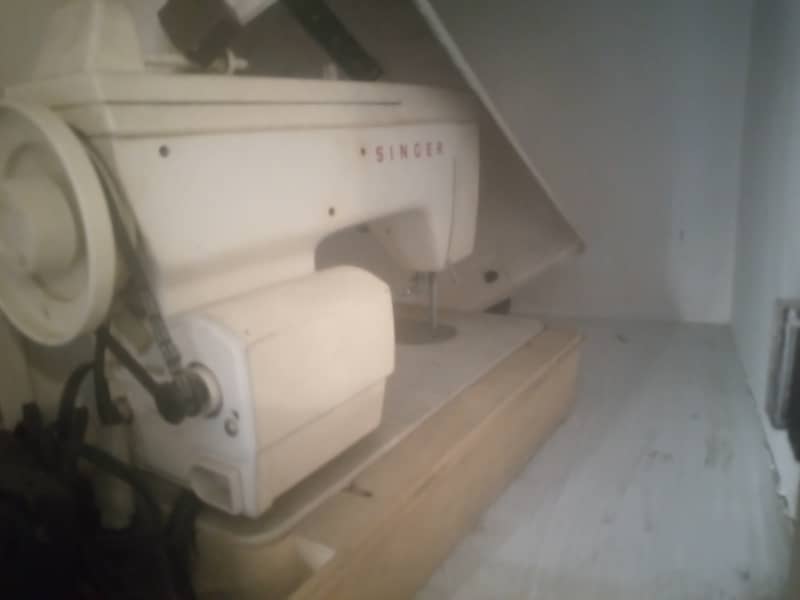 Singer automatic sewing machine. 2