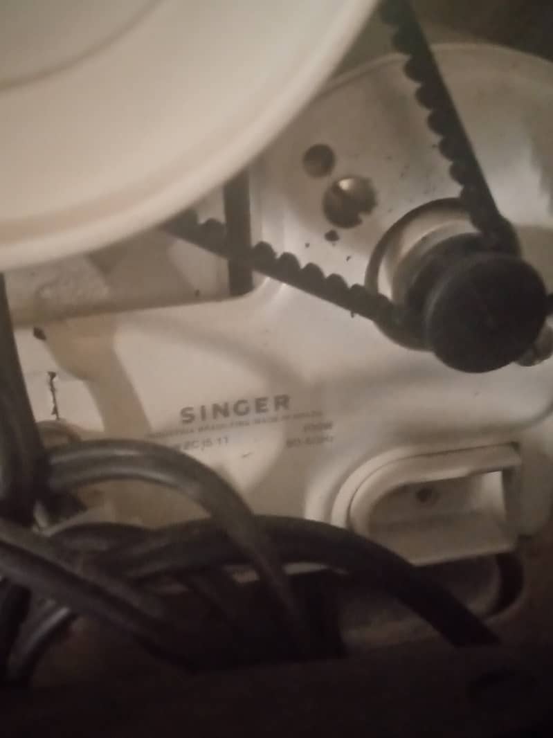 Singer automatic sewing machine. 3