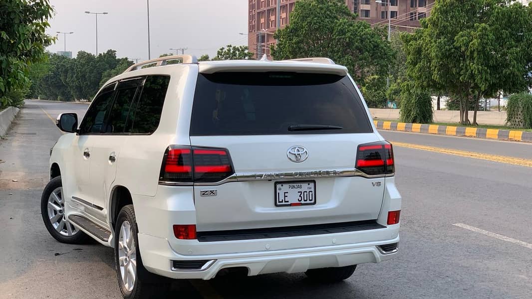 Rent Toyota Prado toyota fortuner landcruiser v8 available in Lahore 4