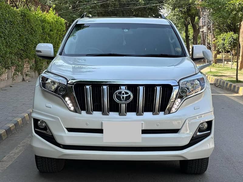 Rent Toyota Fortuner Toyota Prado Landcruiser v8 Revo in Lahore 16