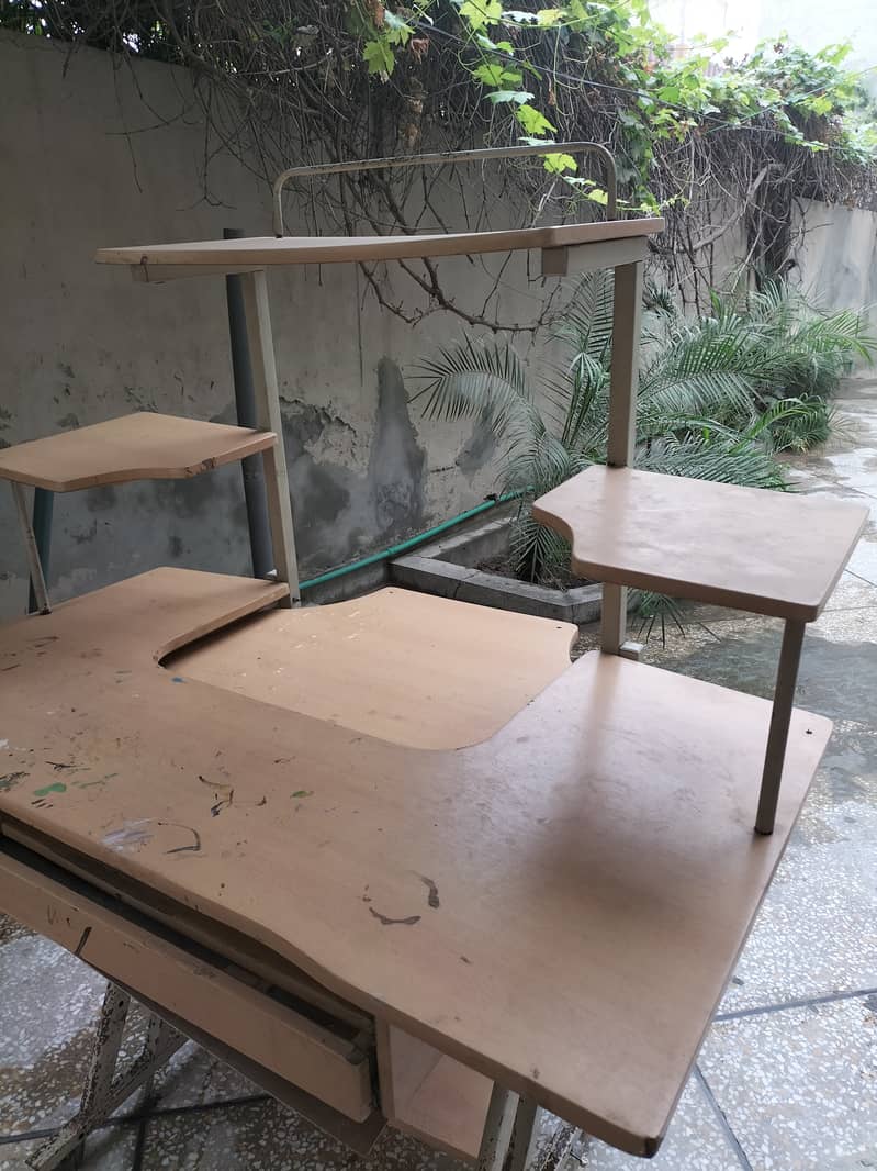 Study table 7/10 condition. Urgent sale. 1