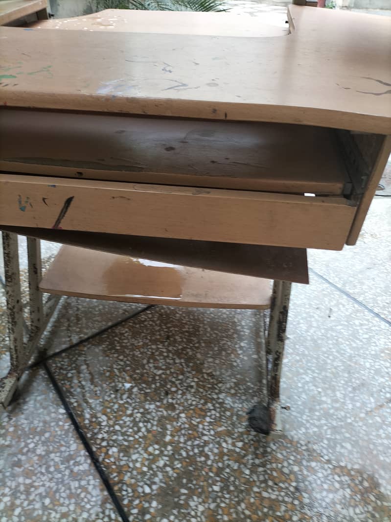 Study table 7/10 condition. Urgent sale. 2