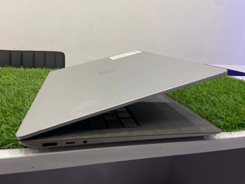 Microsoft Surface Laptop 3 core i5 10th gen 8gb ddr4 ram 256gb nvme 4