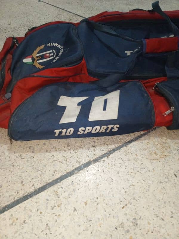 International cricketer kit bag with gloves and helmet 11