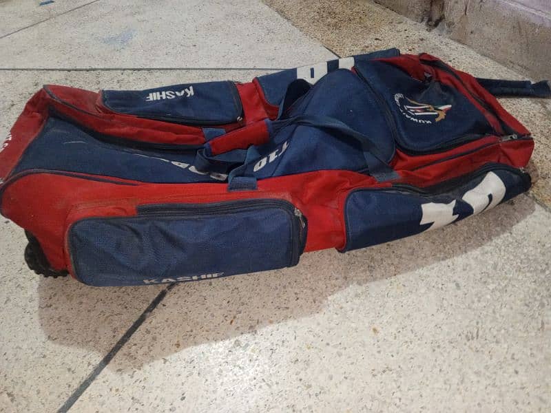 International cricketer kit bag with gloves and helmet 12